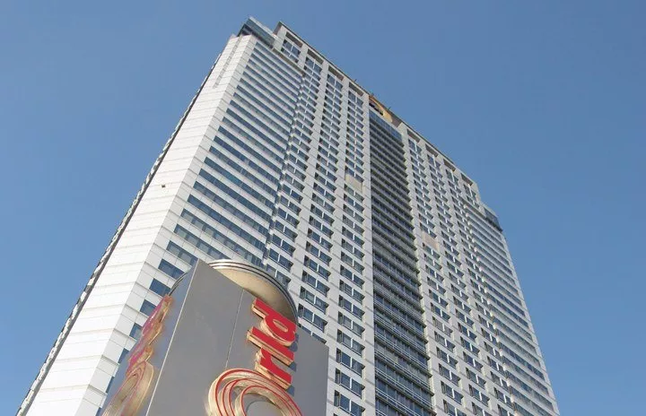 offices-at-centralworld-bangkok-building-feature.jpg